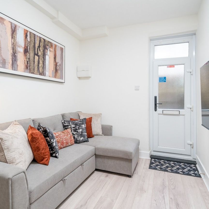 2 Bed Flat, Alkham Road, N16 - Photo 1