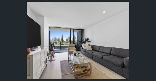 Modern Waterfront Apartment with Panoramic Broadwater Views! - Photo 1