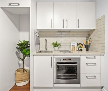 Character-Filled Apartment in Iconic Inner-City Setting - Photo 5