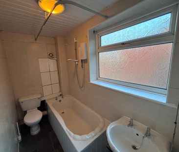 3 bedroom flat to rent - Photo 4
