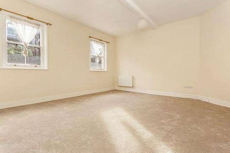 An attractive Victorian property located in the heart of the village of Pontrilas boasting a modern renovation complimenting period features from the original b - Photo 2