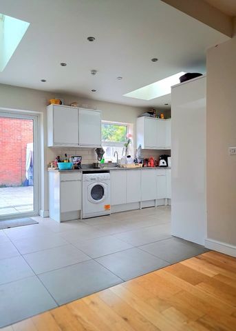 Room in a Shared House, Mayday Road, CR7 - Photo 4