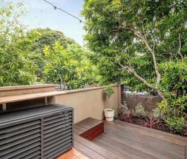 Street Front Townhouse Footsteps From Chapel Street - Photo 2