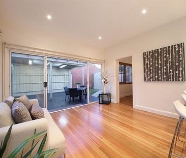 ART DECO – MCKINNON COLLEGE ZONE! - Photo 3