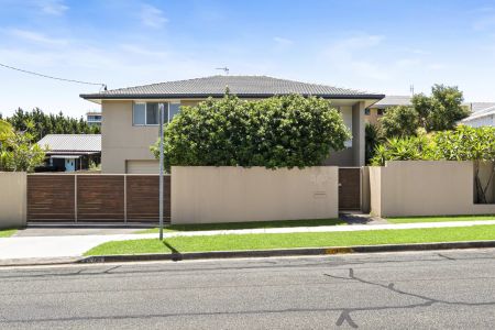Coastal dual-level family home in central Palm Beach - Photo 5