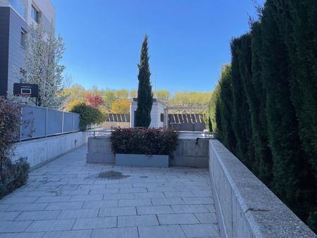 LOFT AMUEBLADO CON VISTAS DESPEJADAS AL SKYLINE DE MADRID – SANCHINARRO - Photo 5