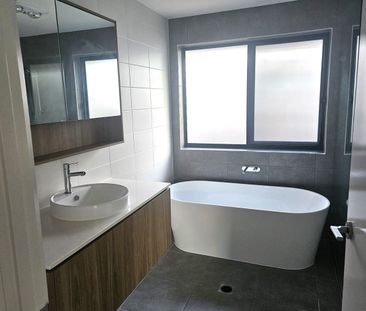 Beautiful 4 bedroom family home with ducted air-conditioning - Photo 2