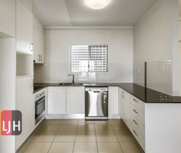 IMMACULATE TWO BEDROOM TOP FLOOR UNIT! - Photo 5