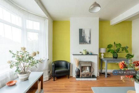 1 bedroom in a house share to rent - Photo 2