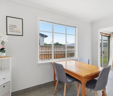 Warm and Welcoming Home - Photo 3