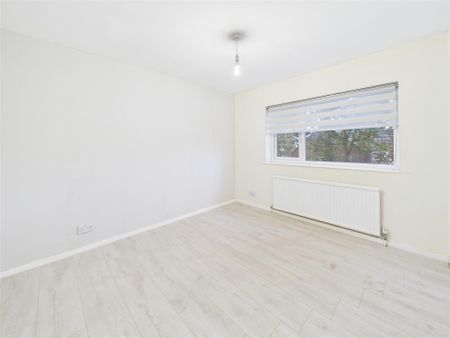 3 bedroom Semi-detached house to rent - Photo 5