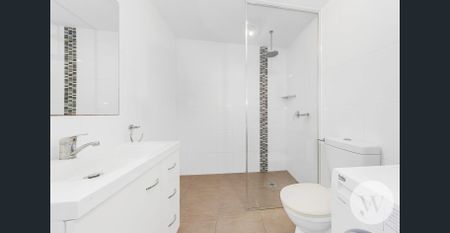 Available 13 Jan - Quiet Top Floor Retreat with Sweeping Views - Photo 5