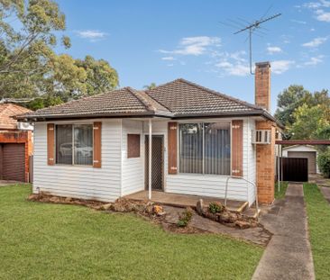 Four Bedroom Home With Original Interiors - Photo 4