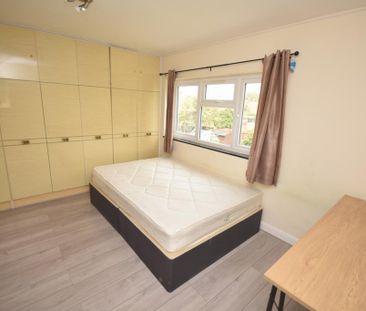 4 bedroom end of terrace house to rent - Photo 3