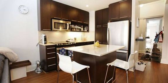 Yonge & Sheppard Bright +Spacious 1Bdrm +Den Open Concept Living Room - Photo 2