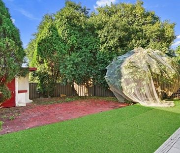 Grand Family Living in a Tranquil Cul-de-Sac - Photo 3