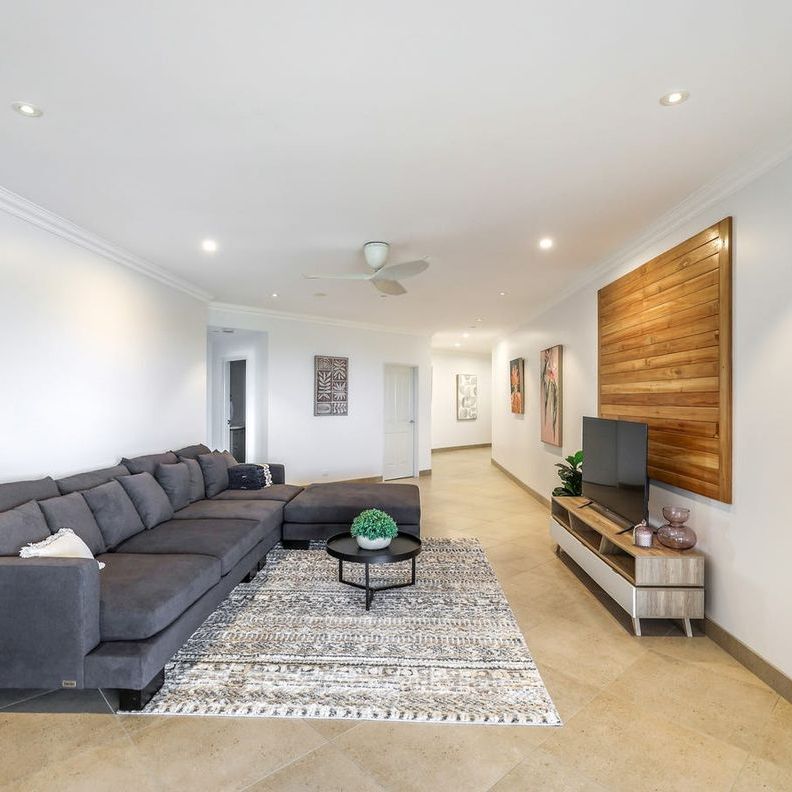 EXECUTIVE THREE-BEDROOM APARTMENT WITH OCEAN VIEWS - Photo 1