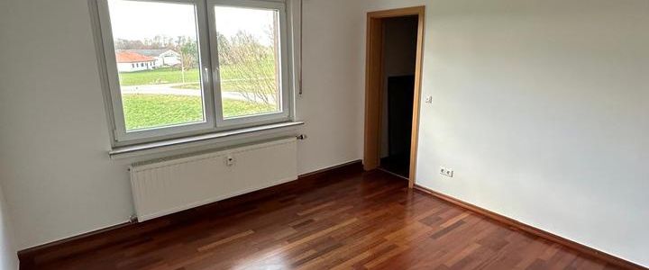 Helle 3-Zimmer-Wohnung im OG mit Loggia und Garage – ca. 95 m² - Foto 1