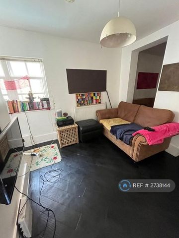 1 bedroom in a house share to rent - Photo 2