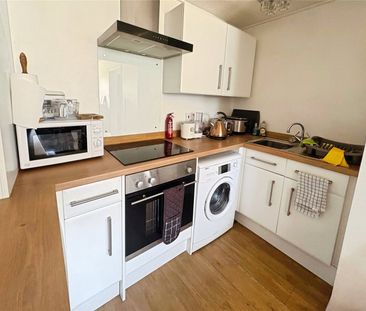 Laird Court, Bagshot, Surrey, GU19 5QN - Photo 5