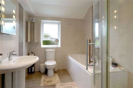 Delightful period cottage with south facing garden in this sought after Chilterns village, overlooking open fields. - Photo 5