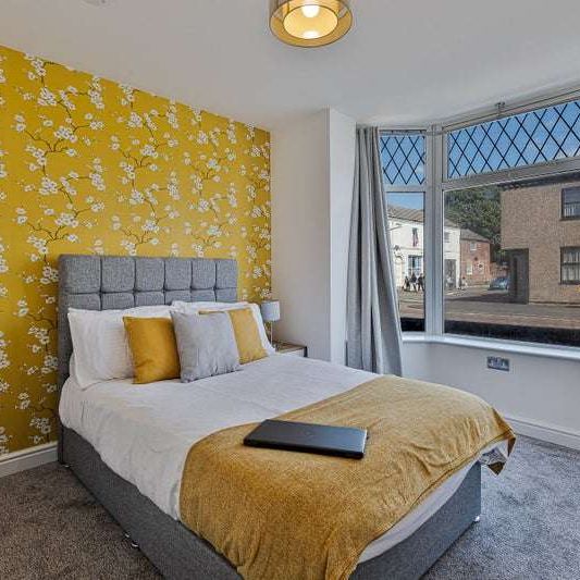 SINGLE PROFESSIONALS ONLY REQUIRED FOR LARGE CONTEMPORARY ROOM IN 5BED ALL ENSUITE, PROFESSIONAL HOUSE SHARE. - Photo 1