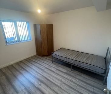 5 Bed Terraced House, Chippinghouse Road, S8 - Photo 2