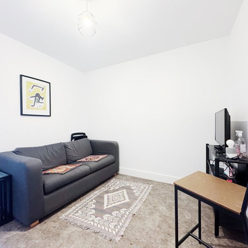 3 Bed Flat, Bath Road, BS4 - Photo 1