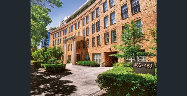 Live on Fawkner Park in landmark building - Photo 1