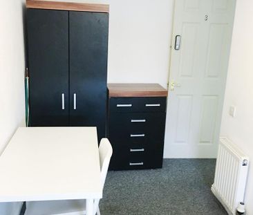 1 bedroom in a house share to rent - Photo 3