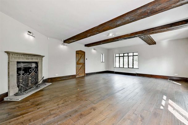 A magnificent home on with high specifications and a large private garden in the sought-after village of Englefield Green - Photo 1