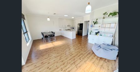 Three bedroom entertainer with two living areas in perfect location! - Photo 2