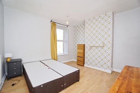 3 bedroom House To Let Total Size: 1066 SQ FT - Photo 5