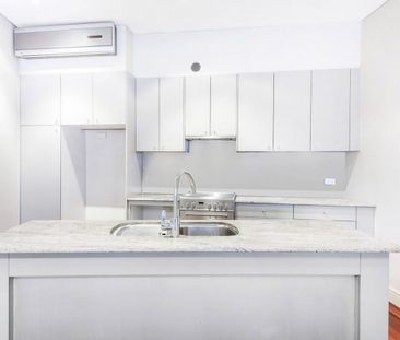 Tres Chic! - Photo 1