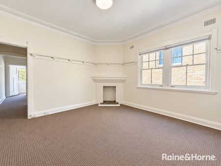 Convenient Two-Bedroom Apartment Close to UNSW & Light Rail - Photo 2