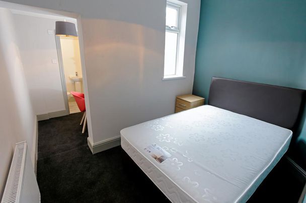 4 bedroom terraced house to rent - Photo 1