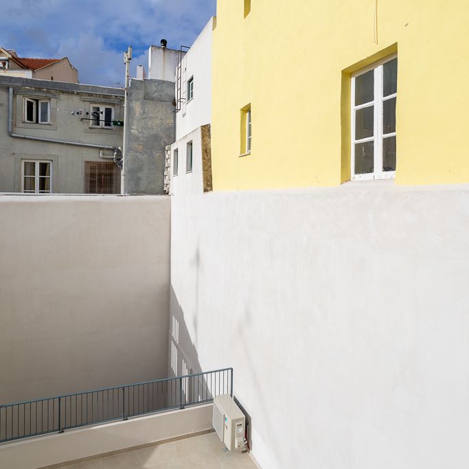 Apartamento T0 para arrendamento sem móveis e com terraço em Santos, Lisboa - Photo 1