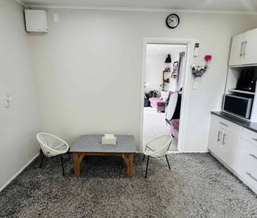 Charming 3 bedroom property in prime location - Photo 3