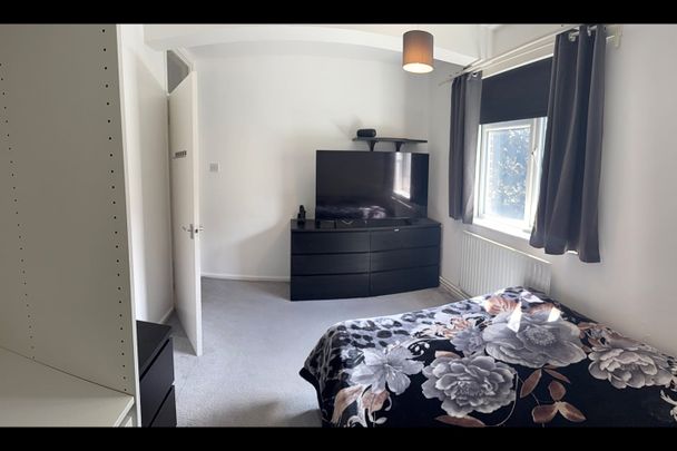 3 Bed Flat, Vermont Road, SW18 - Photo 1
