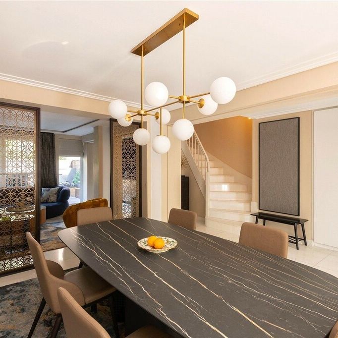 Rare to the rental market, a stunning 3/4 bedroom house located in a prestigious crescent minutes away from Hyde Park - Photo 1