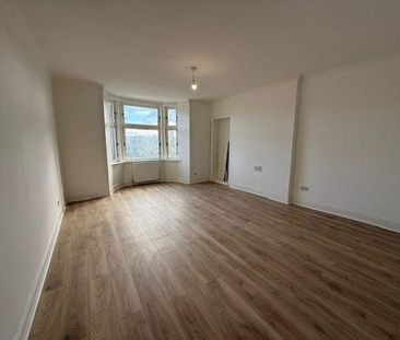3 bedroom flat to rent - Photo 2