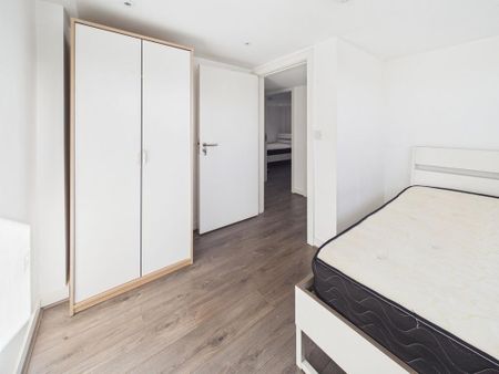 3 bedroom flat to rent - Photo 5