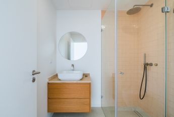 Moradia T6 de arquitetura moderna inserida no Golfe de Oeiras