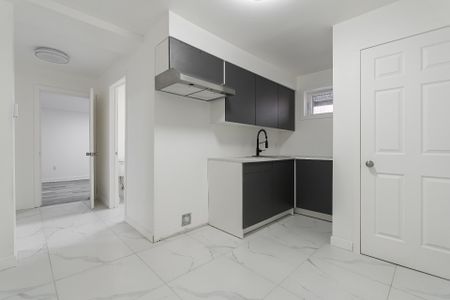 9161 Rue Bayne, #A - Photo 2