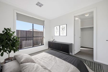 Stunning 4 bedroom home with secondary living and Solar Panels - Photo 3