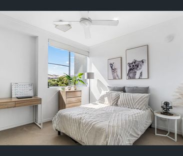 Modern Living in a Secure Varsity Lakes Community - Photo 2