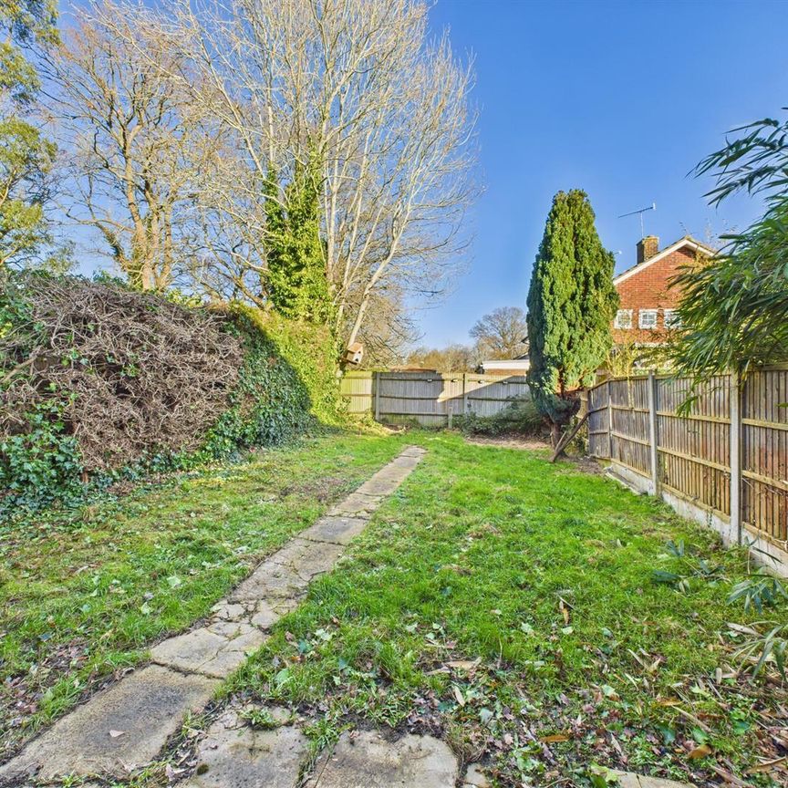 Mulberry Road, Crawley - Photo 1