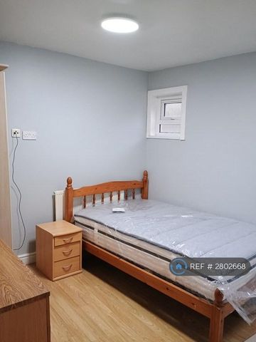1 bedroom in a house share to rent - Photo 4