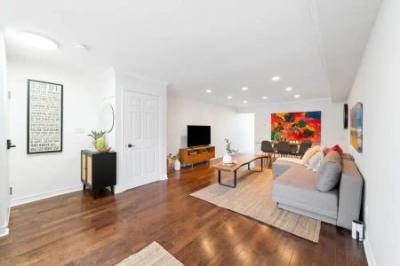 Home Away from Home - 3 bedroom, 2 bathroom with 2 floors - Photo 2