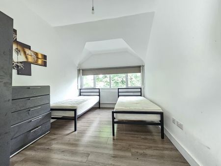 3 bedroom flat to rent - Photo 3